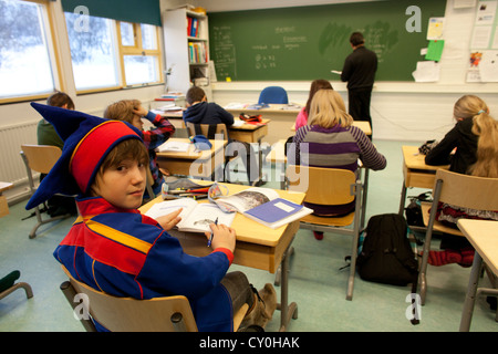 Sami-Kind in der Schule im Norden Finnlands Stockfoto