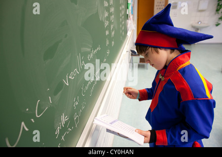 Sami-Kind in der Schule im Norden Finnlands Stockfoto