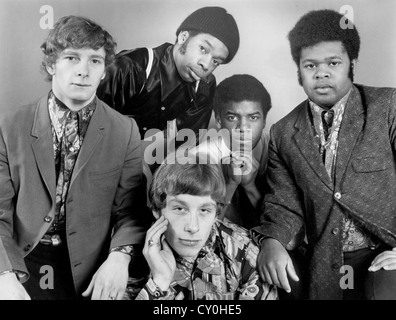 Das entspricht UK-pop-Gruppe im Dezember 1967. Siehe Beschreibung unten für Namen. Foto Tony Gale Stockfoto