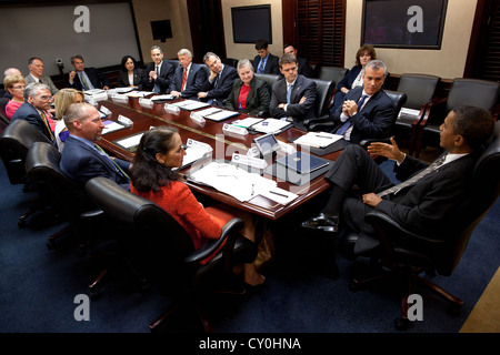 US-Präsident Barack Obama fällt durch ein Treffen mit Assistent Sekretäre 6. Juni 2011 in den Situation Room des weißen Hauses. Stockfoto