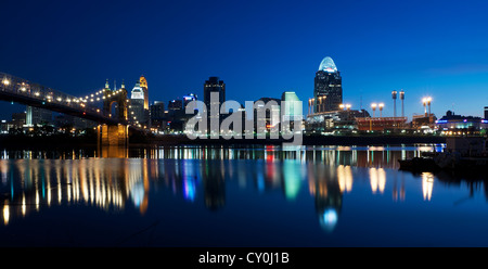 Skyline von Cincinnati im Morgengrauen mit Reflexionen aus dem Gebäude in den Ohio River Stockfoto