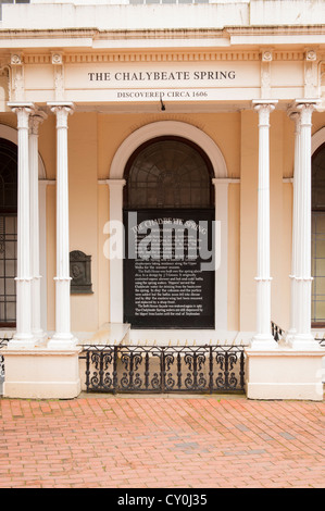 Kent Royal Tunbridge Wells die Dachpfannen Die chalybeate Spring entdeckt 1606 durch Dudley Lord North einmal modische Gesundheit Whirlpool Hausfassade Stockfoto