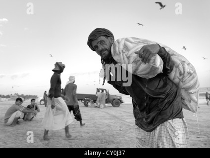 Alter Mann eine Tasche Sardine, Salalah, Oman Stockfoto