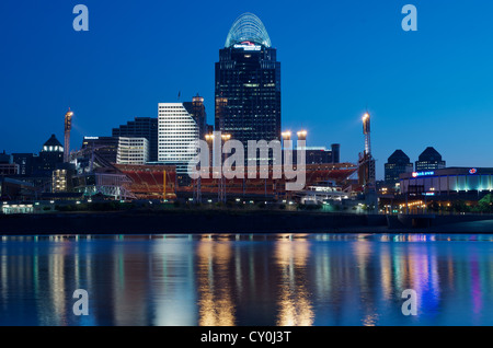 Skyline von Cincinnati im Morgengrauen mit Reflexionen aus dem Gebäude in den Ohio River Stockfoto