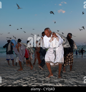 Männer nehmen Fische Back Home in der Abenddämmerung, Salalah, Oman Stockfoto