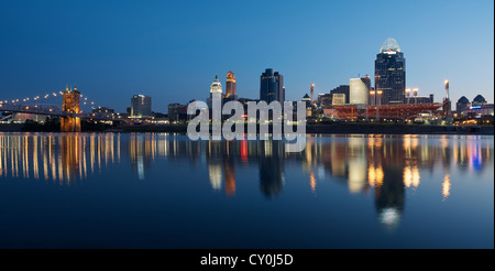 Skyline von Cincinnati und Waterfront mit Reflexionen von Licht und Gebäude in den Ohio River. Bei Anbruch der Morgendämmerung gefangen genommen Stockfoto