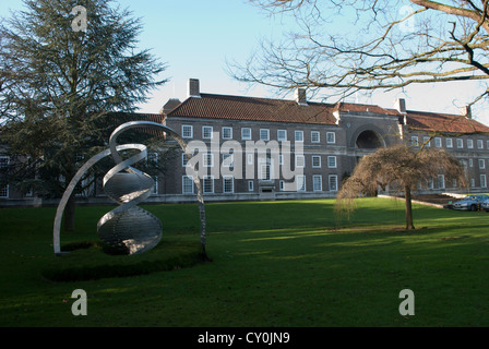 DNA-Doppelhelix Skulptur von Charles Jencks Clare College Memorial vor Gericht Stockfoto