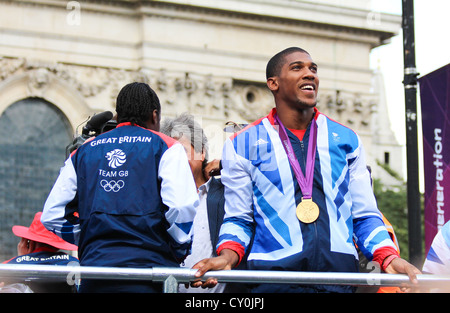 Anthony Joshua, Olympiasieger auf der London 2012 Olympische Parade; durch die Straßen von London Stockfoto