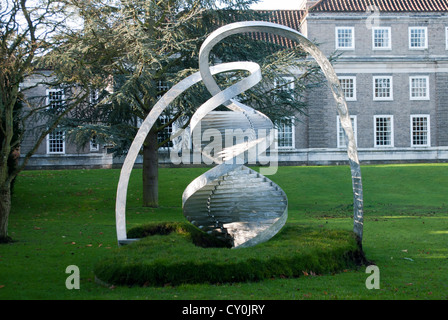 DNA-Doppelhelix Skulptur von Charles Jencks Clare College Memorial vor Gericht Stockfoto