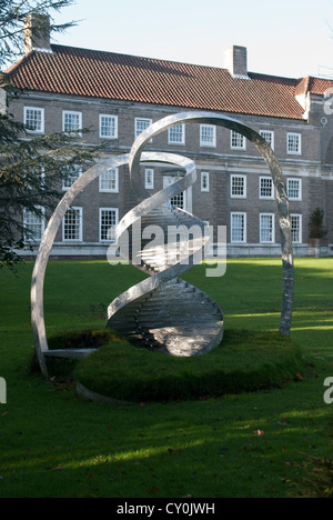 DNA-Doppelhelix Skulptur von Charles Jencks Clare College Memorial vor Gericht Stockfoto