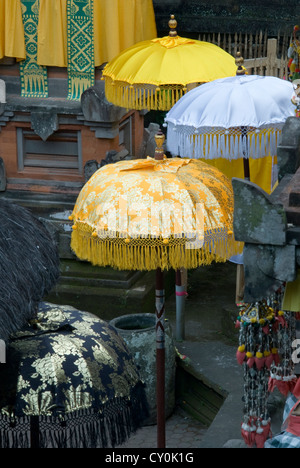 Bunte Sonnenschirme schmücken einen animistischen Tempel in Ubud, Bali, Indonesien Stockfoto