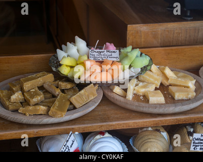 Zucker-Mäuse und Fudge in einem Bäckerei-Fenster. Frisch fudge Quadrate und Zucker Mäuse im Fenster ein Bakeshop in Rye, Sussex. Stockfoto