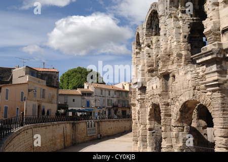 Blick auf das antike römische Amphitheater in Arles Stockfoto