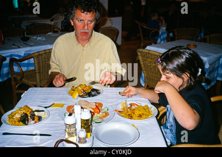 Sant Tomas Menorca (Balearen) Spanien Familie essen Paella Stockfoto