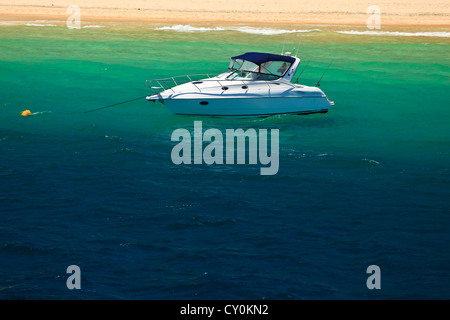 Motorboot vor Anker in der Moreton Bay aus der Strand von Moreton Island, Australien Stockfoto