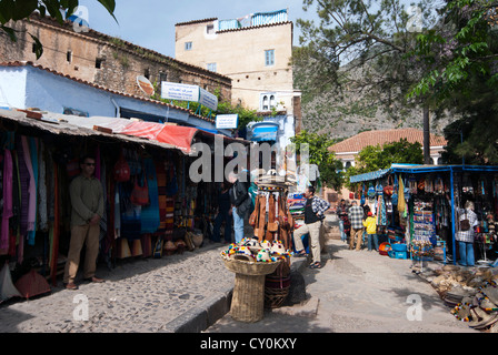 Souvenir-Shops in der Kasbah, Chefchaouen (Chaouen), Tangeri-Tetouan Region, Rif-Gebirge, Marokko, Nordafrika, Afrika Stockfoto