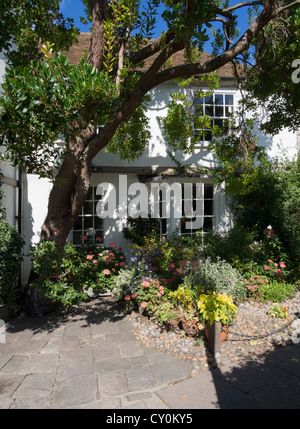 Traditionellen englischen Cottage mit einem hübschen Garten in Rye, Sussex. Stockfoto