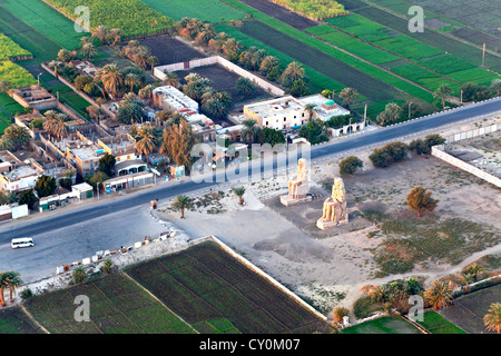 Hohe Ansicht der Kolosse Memnon Stockfoto