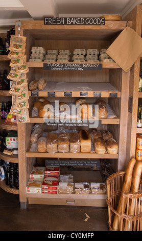 Frische Backwaren in einem kleinen Dorf-Shop. Stockfoto