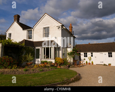 Viktorianische Landhaus in Sussex. Eine typische weiß lackiert Ziegelhaus mit historischen Nebengebäuden und einen hübschen Garten. Stockfoto