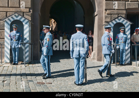 die Wachablösung auf der Prager Burg in Prag, Tschechische Republik Stockfoto