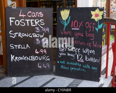 Kreide Zeichen außerhalb ein Ladengeschäft bietet Rabatte auf Bier und Wein. Stockfoto