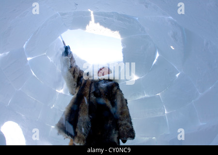 Aufbau einer Iglo am Nordpol Stockfoto