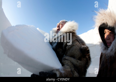 Aufbau einer Iglo am Nordpol Stockfoto