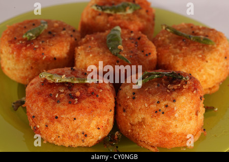 Dhokla ist eine vegetarische Nahrungsmittel, die von Gujarat in Indien stammt. Es ist mit einem gegorenen Teig Gramm Mehl gemacht. Stockfoto