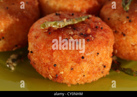 Dhokla ist eine vegetarische Nahrungsmittel, die von Gujarat in Indien stammt. Es ist mit einem gegorenen Teig Gramm Mehl gemacht. Stockfoto