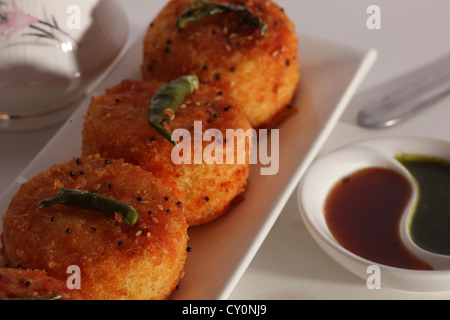 Dhokla ist eine vegetarische Nahrungsmittel, die von Gujarat in Indien stammt. Es ist mit einem gegorenen Teig Gramm Mehl gemacht. Stockfoto