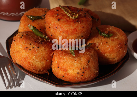 Dhokla ist eine vegetarische Nahrungsmittel, die von Gujarat in Indien stammt. Es ist mit einem gegorenen Teig Gramm Mehl gemacht. Stockfoto