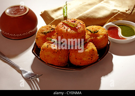 Dhokla ist eine vegetarische Nahrungsmittel, die von Gujarat in Indien stammt. Es ist mit einem gegorenen Teig Gramm Mehl gemacht. Stockfoto