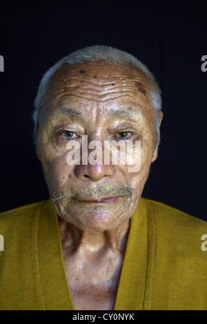 hautnah. Gesicht im Alter von tibetischen Alter Haus occupati Stockfoto