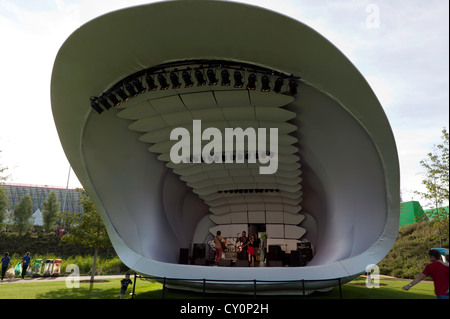 Blick auf die Banstand im Olympia-Park, Stratford. Stockfoto