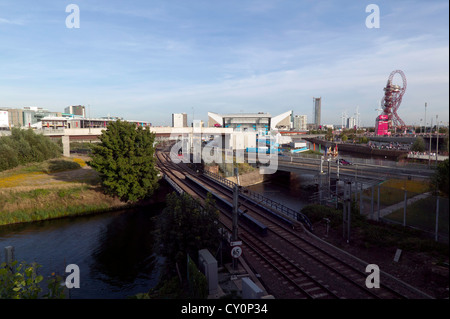 Blick über den Olympic Park, mit Blick auf das Stratford Tor und Bahnhof Stratford International Stockfoto