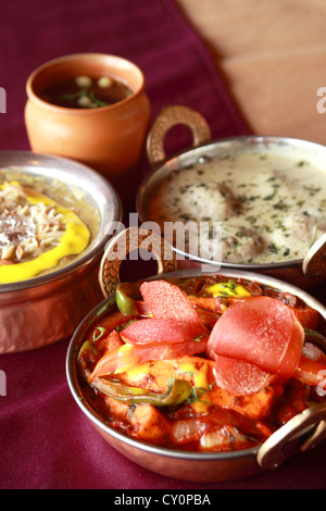 Kofta ist ein Middle Eastern & South Asian Frikadellen oder Hackbraten. Malai ist ein südasiatischer Begriff für Clotted Cream oder Devonshire Cream. Stockfoto