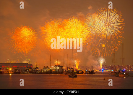 Macy's 4th of July Fireworks Display leuchtet am Himmel über den Hudson River gesehen vom Upper Westside, New York, USA Stockfoto