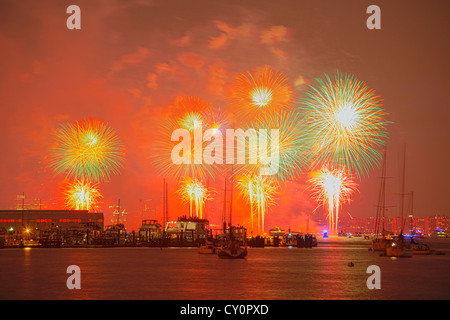 Macy's 4th of July Fireworks Display leuchtet am Himmel über den Hudson River gesehen vom Upper Westside, New York, USA Stockfoto