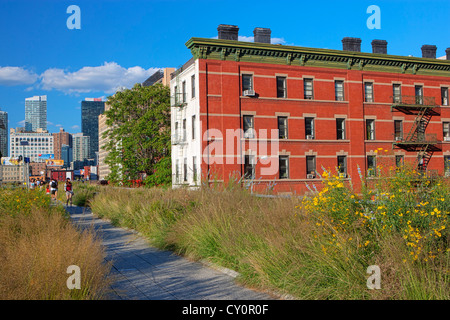 Der High Line Elevated Park vergeht Wohn Gebäude aus rotem Backstein Stockfoto