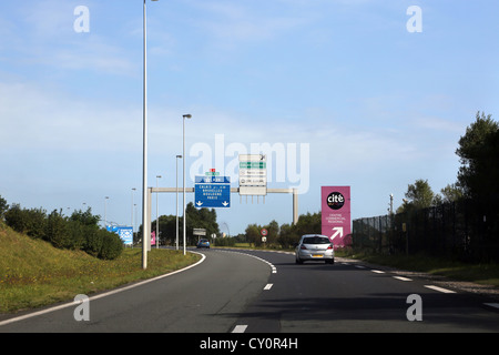 Frankreich-Autos auf der Autobahn unterwegs nach Calais Stockfoto