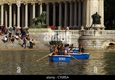 Zeile Bootfahren in der del Buen Retiro, Madrid Stockfoto