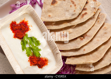 Aloo Paratha ist würzig gefüllten gekochte Kartoffeln und Zwiebeln mischen indisches Fladenbrot, die auf dem indischen Subkontinent entstand. Stockfoto