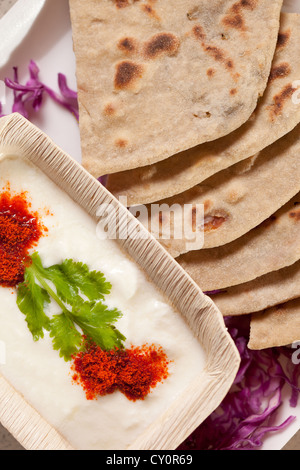 Aloo Paratha ist würzig gefüllten gekochte Kartoffeln und Zwiebeln mischen indisches Fladenbrot, die auf dem indischen Subkontinent entstand. Stockfoto