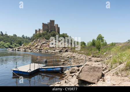 Burg von Almourol steht auf einer felsigen Insel in der Mitte den Tejo, Portugal Stockfoto