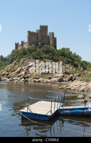 Burg von Almourol steht auf einer felsigen Insel in der Mitte den Tejo, Portugal Stockfoto