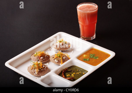 Ragi-Hirse Idli ist eine herzhafte Kuchen der südindischen Ursprung und erfolgen durch einen Teig bestehend aus Ferment schwarze Linsen & Ragi dämpfen. Stockfoto