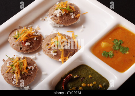 Ragi-Hirse Idli ist eine herzhafte Kuchen der südindischen Ursprung und erfolgen durch einen Teig bestehend aus Ferment schwarze Linsen & Ragi dämpfen. Stockfoto