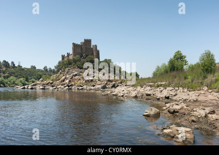 Burg von Almourol steht auf einer felsigen Insel in der Mitte den Tejo, Portugal Stockfoto