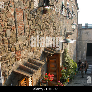 Fensterläden im Italienischen Dorf in der Toskana, Italien Stockfoto